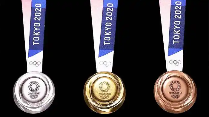 Las medallas tan deseadas por los atletas, fabricadas con material reciclado