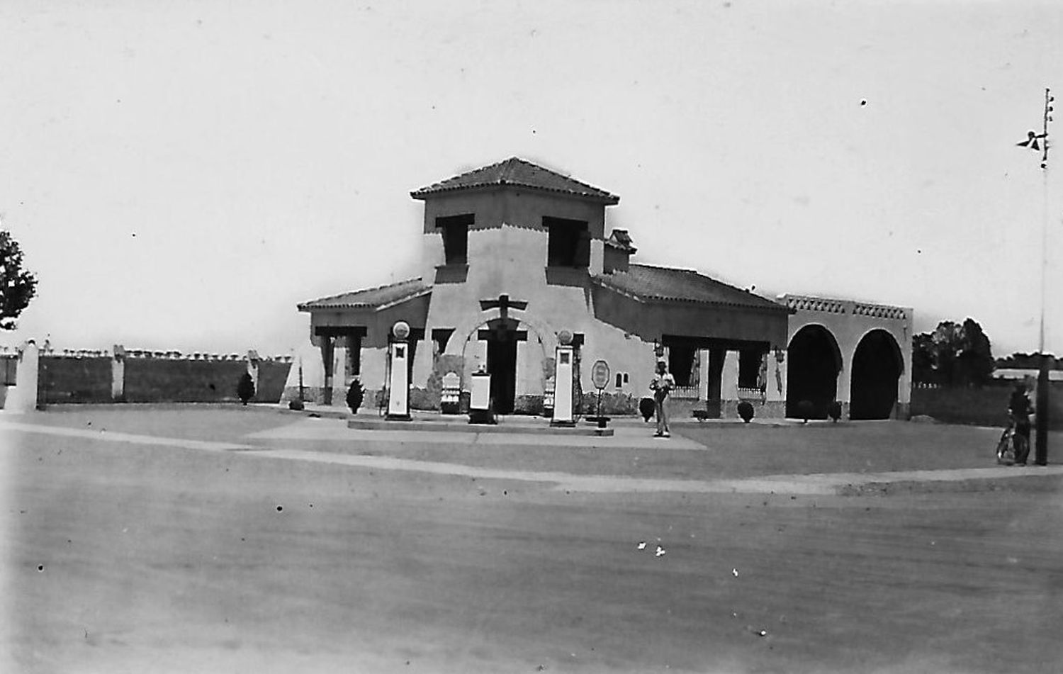 La primigenia estación de servicio en Caseros y Cervantes, en un contexto de desierto. (Foto: Archivo Gráfico y Museo Histórico)