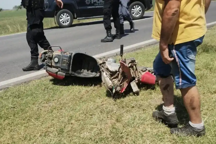 Accidente en la RP70: con las sirenas, la policía trasladó a dos jóvenes heridos
