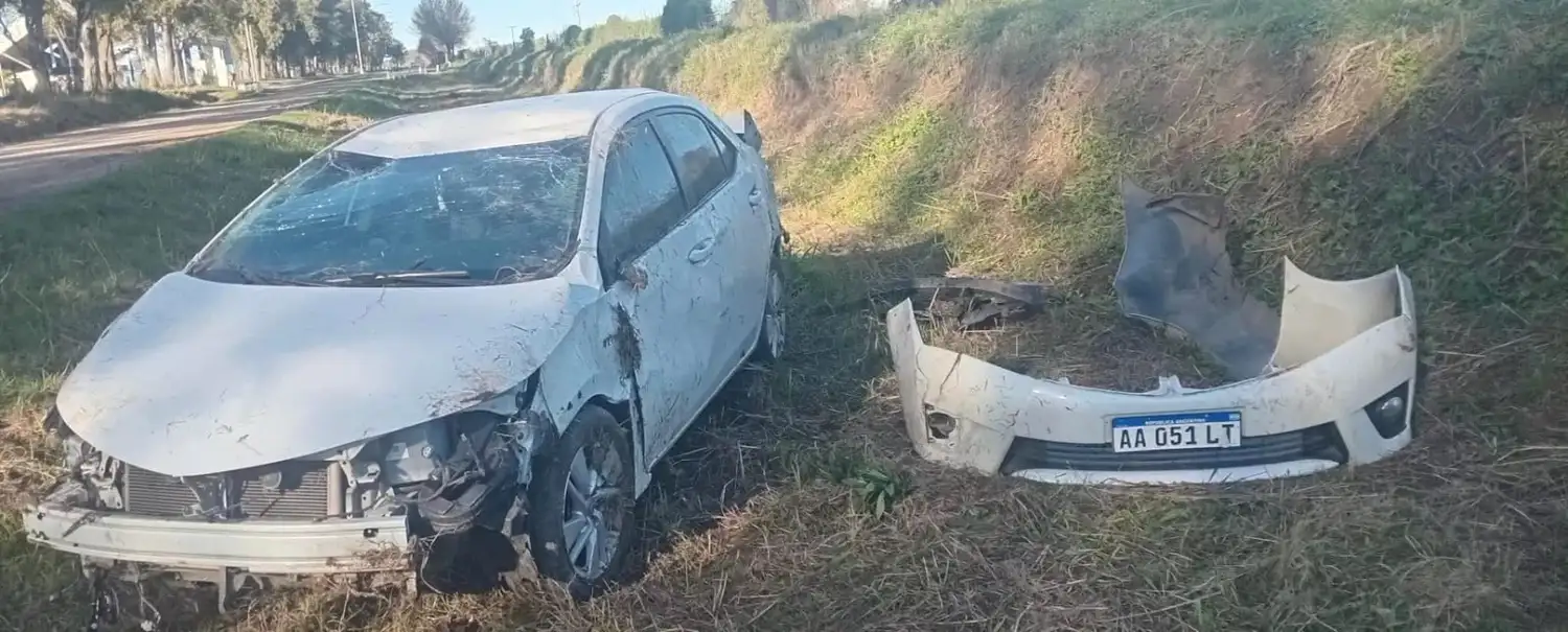 Volcó un Toyota Corolla frente al Autódromo de Rafaela: no hubo heridos - 1