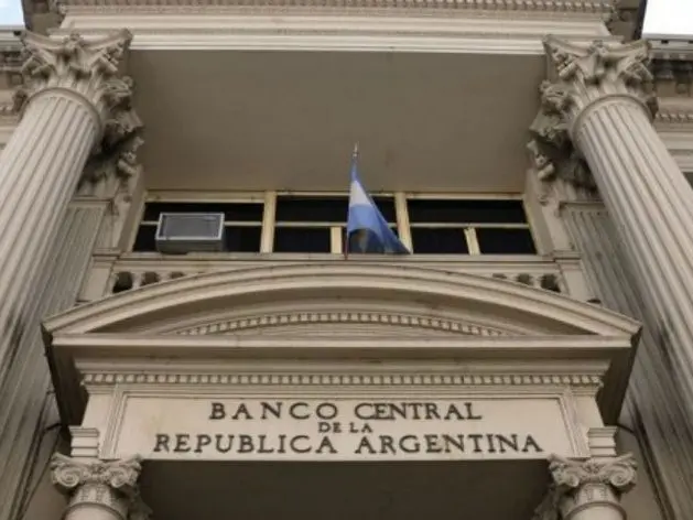 El Tesoro canjea títulos con el Banco Central para poder intervenir en el precio del dólar