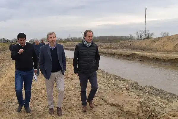 Bordet y Frigerio recorrieron las obras de defensa contras las crecientes del Uruguay