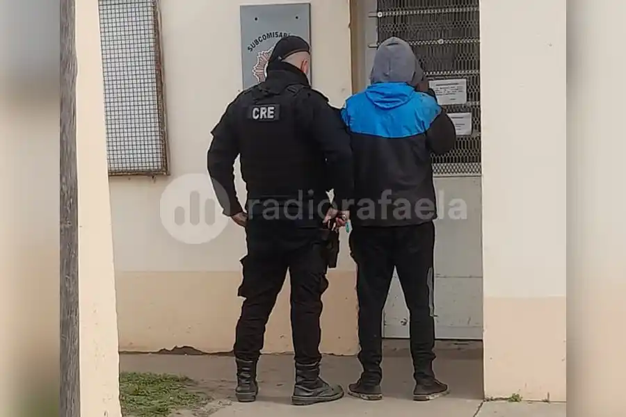 La GUR atrapó a un sujeto que cargaba un cuadro de moto