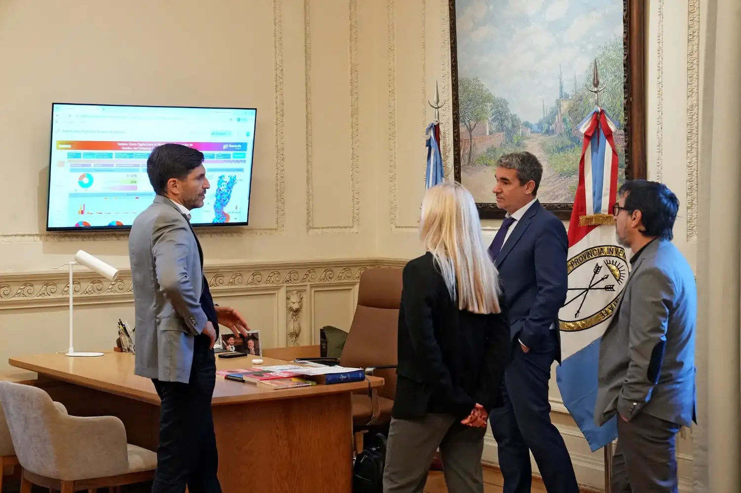 La Fiscal General del Ministerio Público de la Acusación y el Fiscal Regional de la Segunda Circunscripción mantuvieron un encuentro con el gobernador en la sede Rosario de la Gobernación. - 2