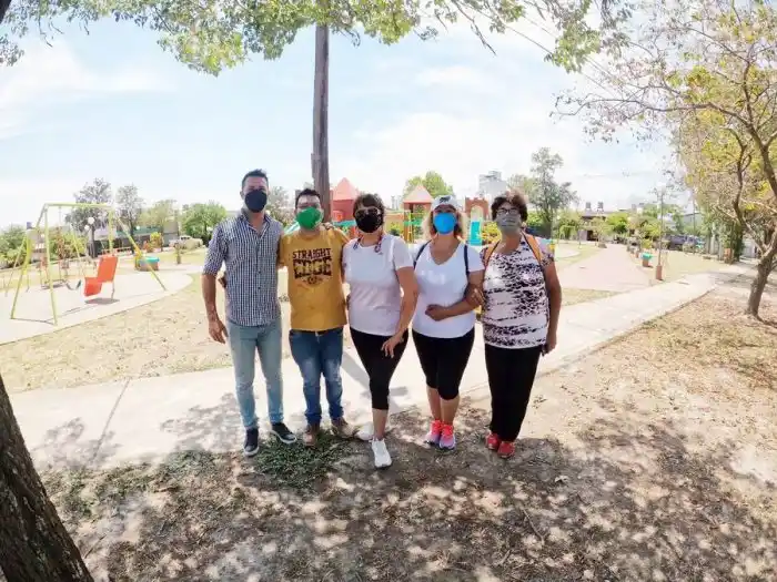 Vecinos organizados plantaron árboles en la plaza del barrio Malvinas Argentinas