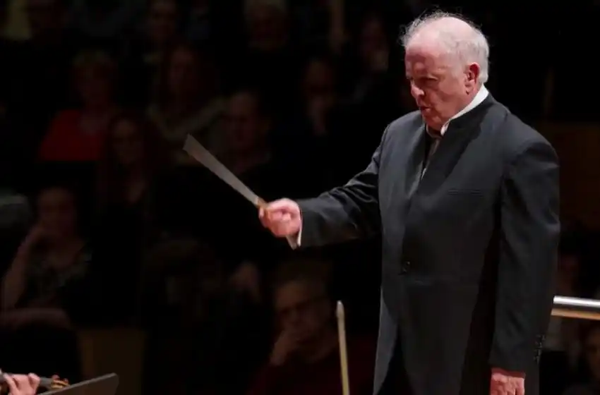Daniel Barenboim frenó su concierto en el CCK para enseñar modales