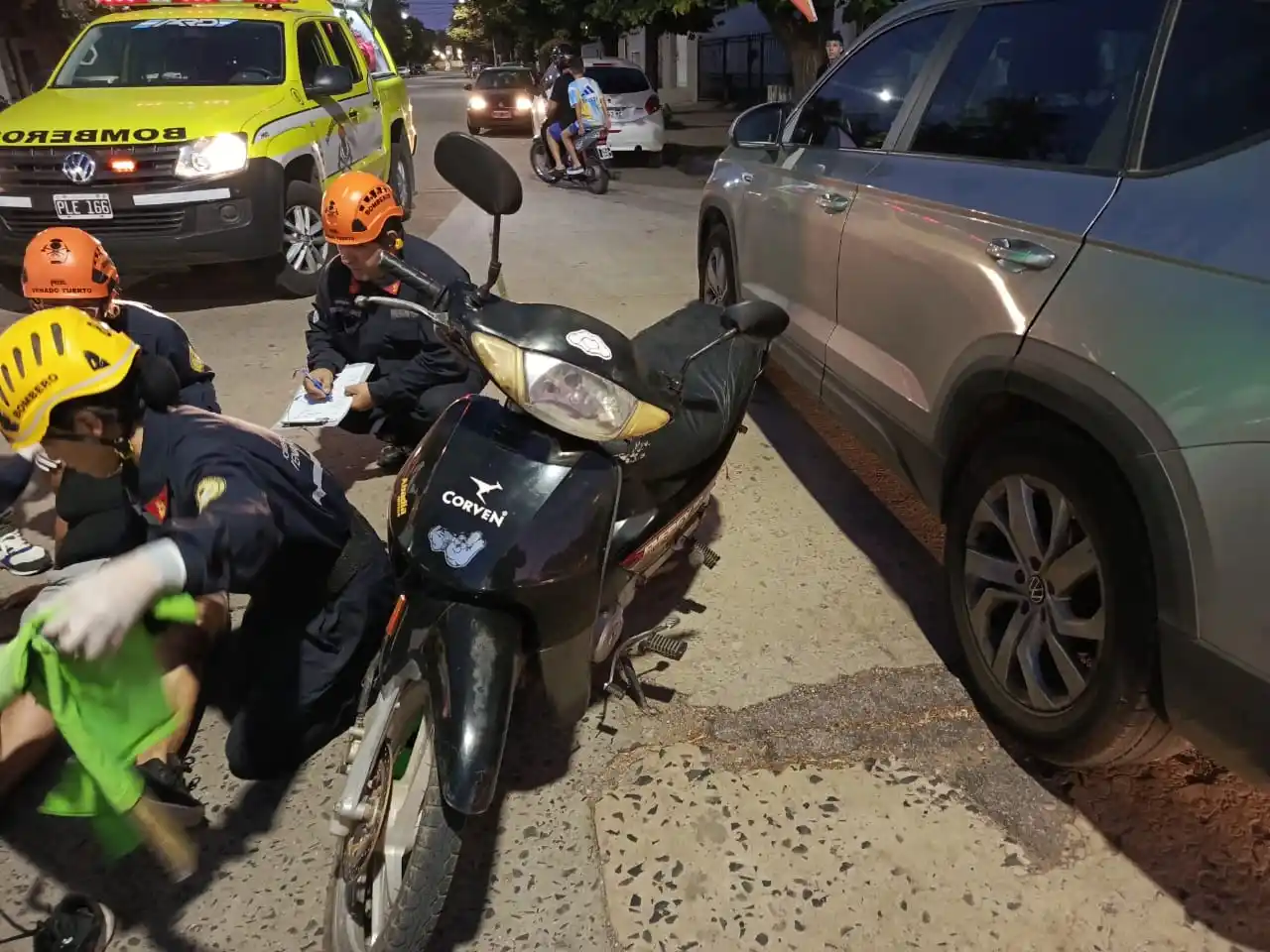 El segundo accidente tuvo a tres vehículos involucrados: la moto un auto y otro vehículo estacionado. Crédito: Bomberos de Venado Tuerto.