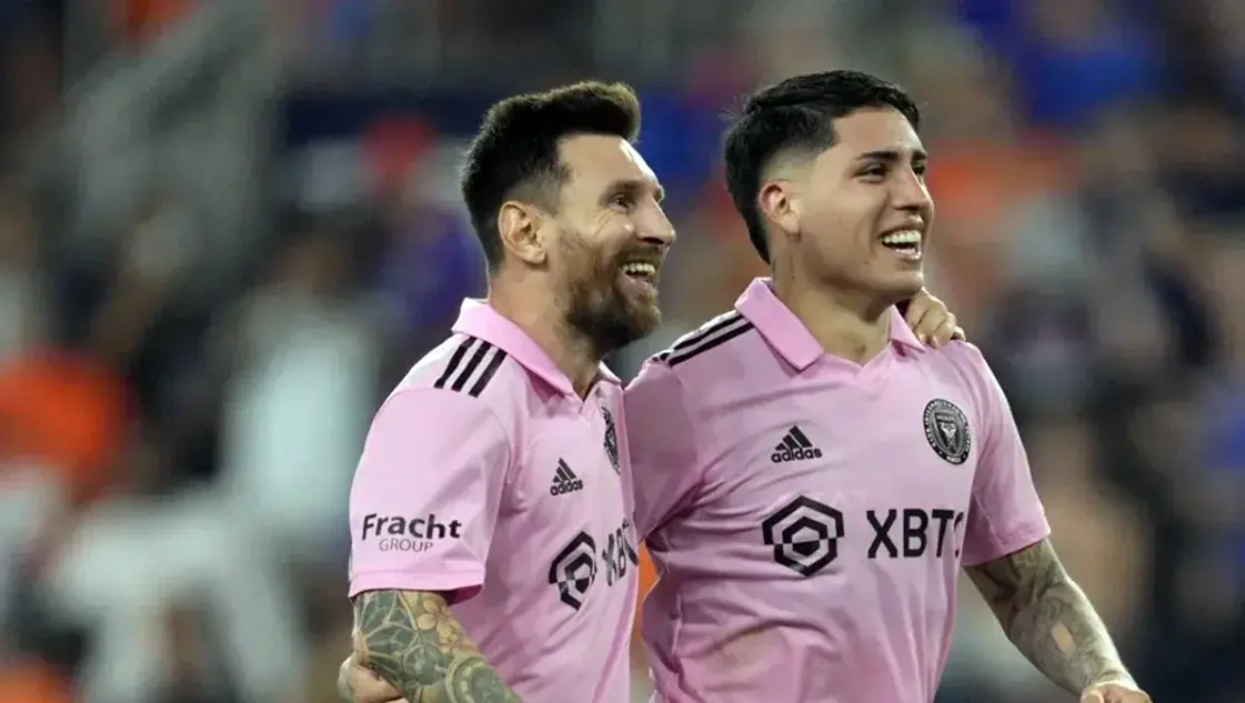 Facundo Farías junto a Lionel Messi