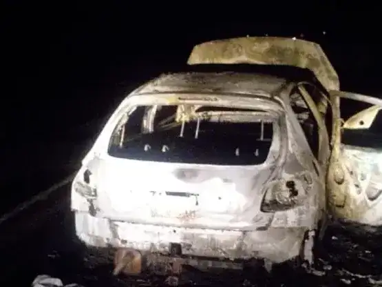 Ruta 14: un auto se incendió por completo y sus ocupantes lograron salir a tiempo