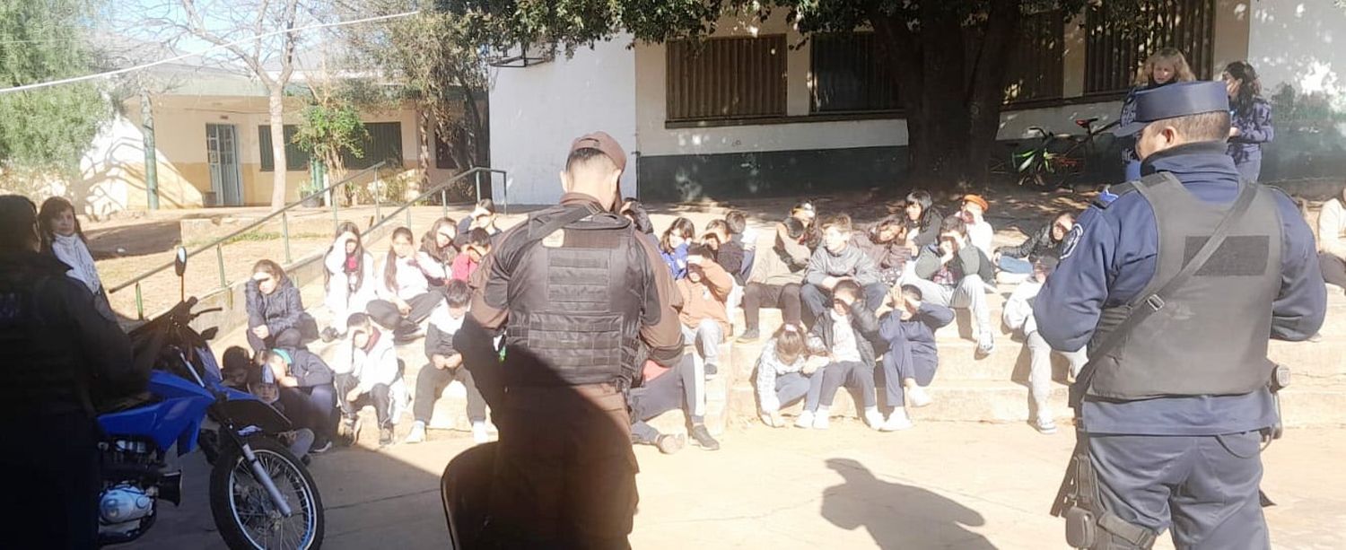 Charla informativa de personal policial en la Escuela N°69 “Malvinas Argentinas”