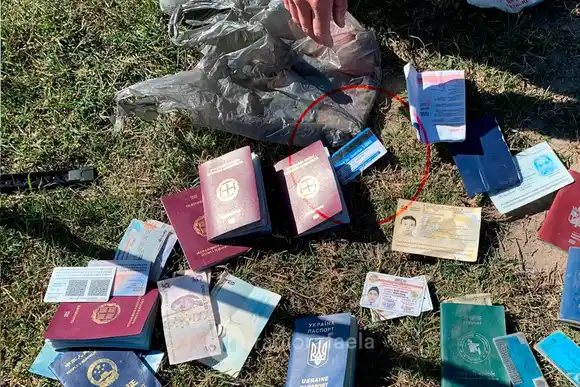 Encontraron pasaportes ucranianos y chinos abandonados en la frontera de EEUU y descubrieron una insólita presencia argentina