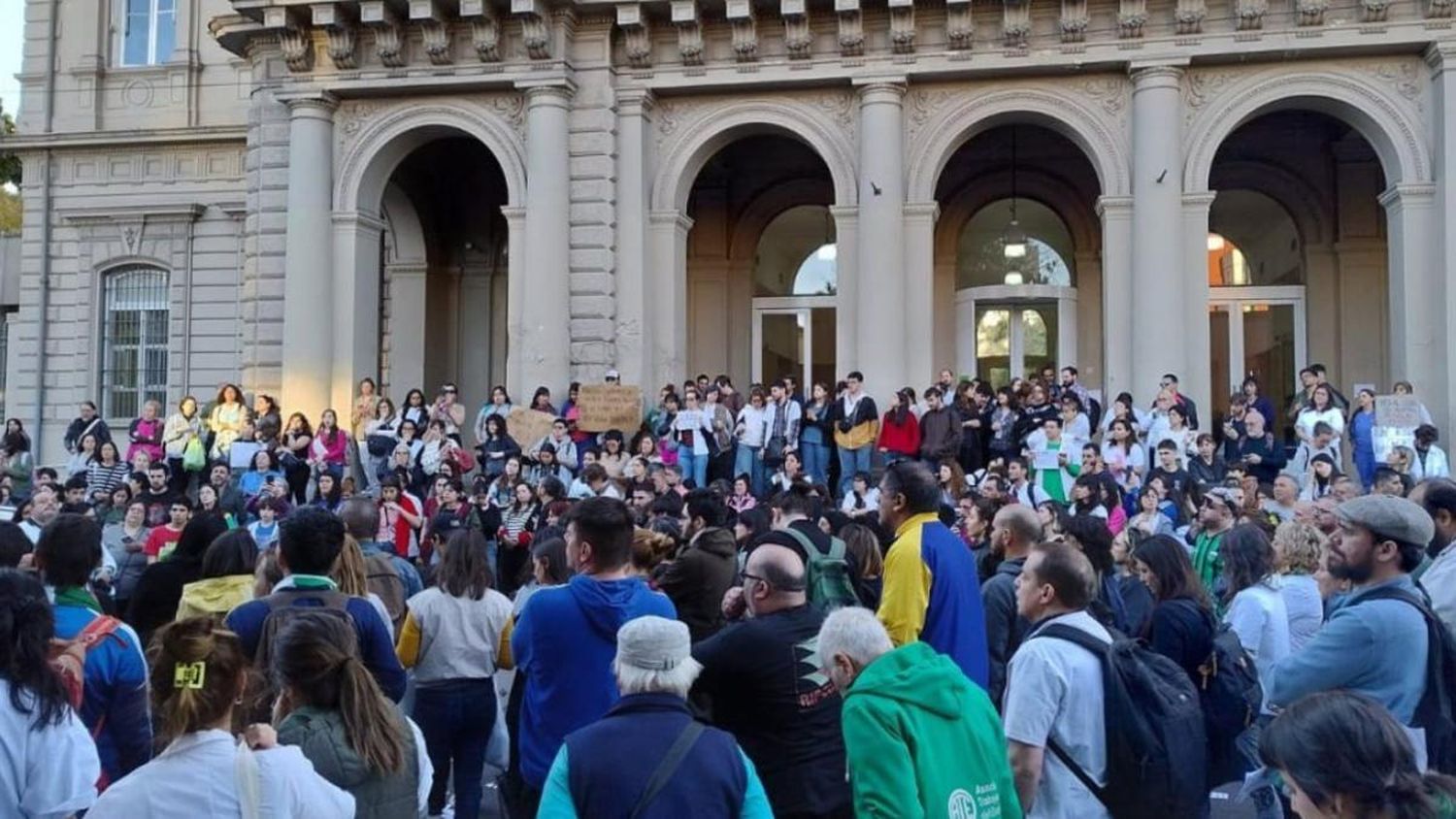 Los trabajadores del Hospital Nacional de Salud Mental tomaron la institución tras el anuncio de cierre