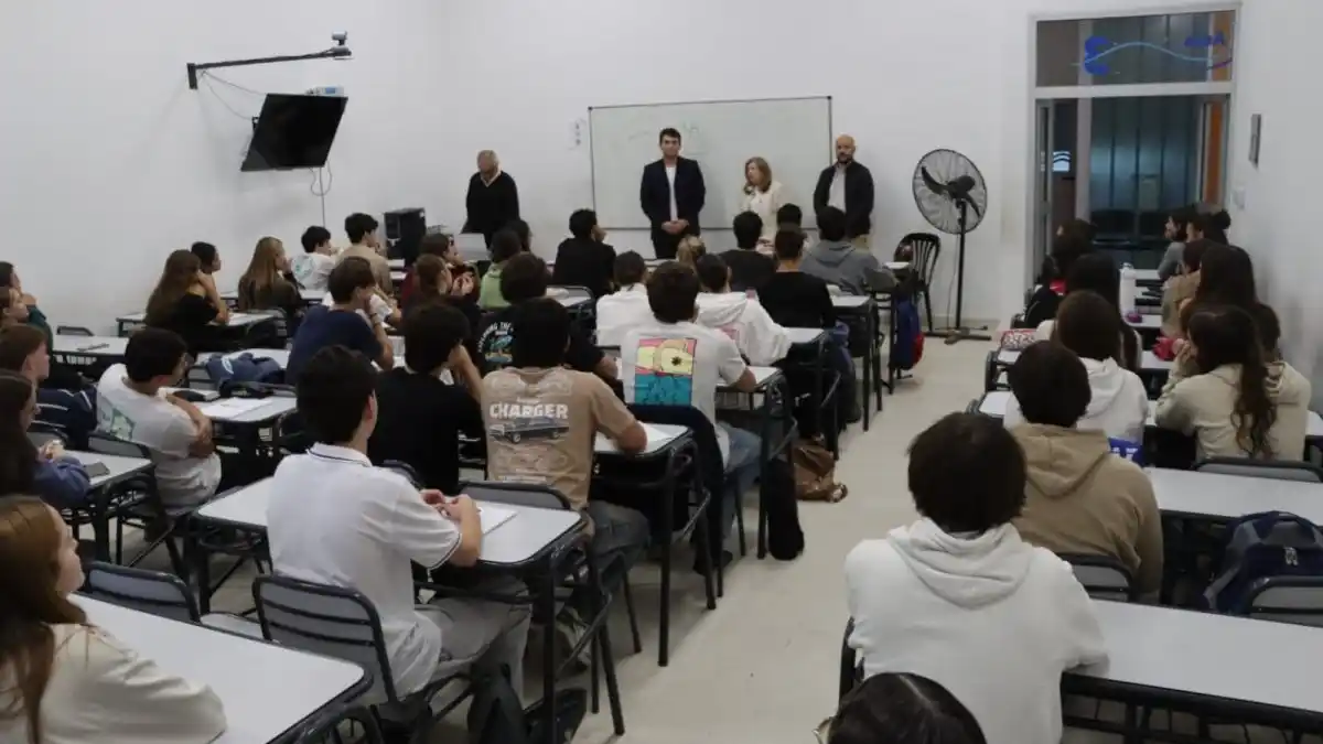 Más de 100 estudiantes secundarios comenzaron a prepararse para entrar a la universidad con clases gratuitas