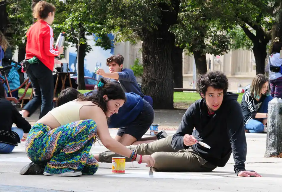  Repintaron los pañuelos de la plaza como parte de las actividades por la Memoria 