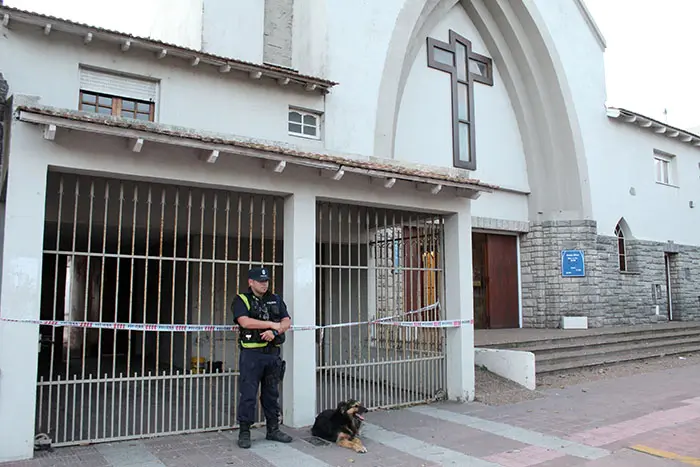 Un ataque a golpes y el fuego en la habitación de la víctima