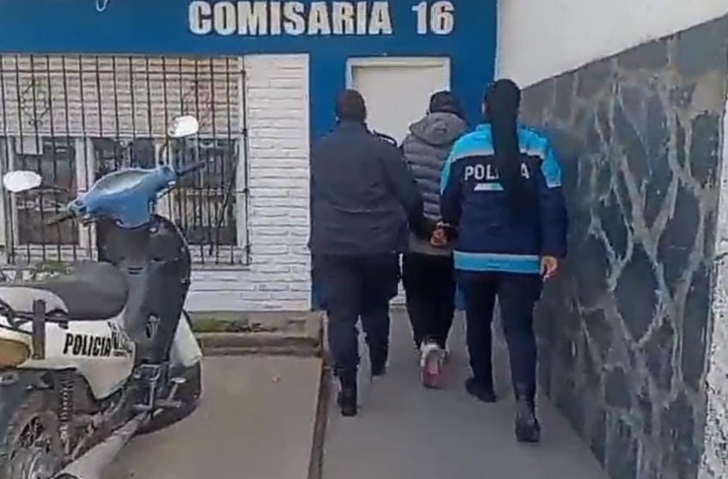 Detenido por presentar una licencia de conducir falsa en un control policial