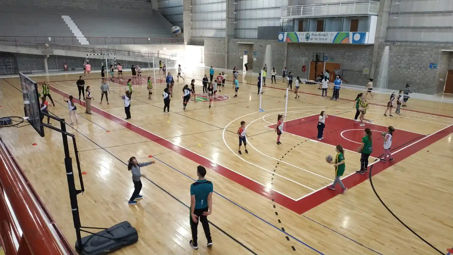 Encuentro de minvoley en el Polideportivo