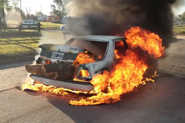 Un auto se incendió en la Costanera Sur y los daños fueron totales