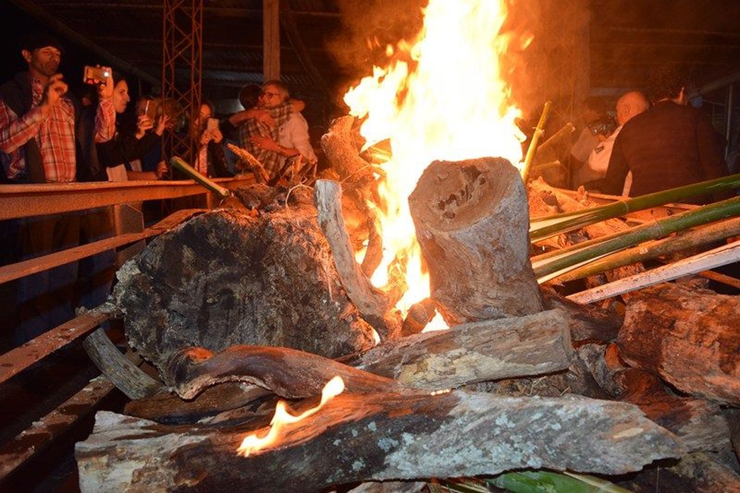 Encendieron el fogón de la Fiesta Nacional del Asado con Cuero