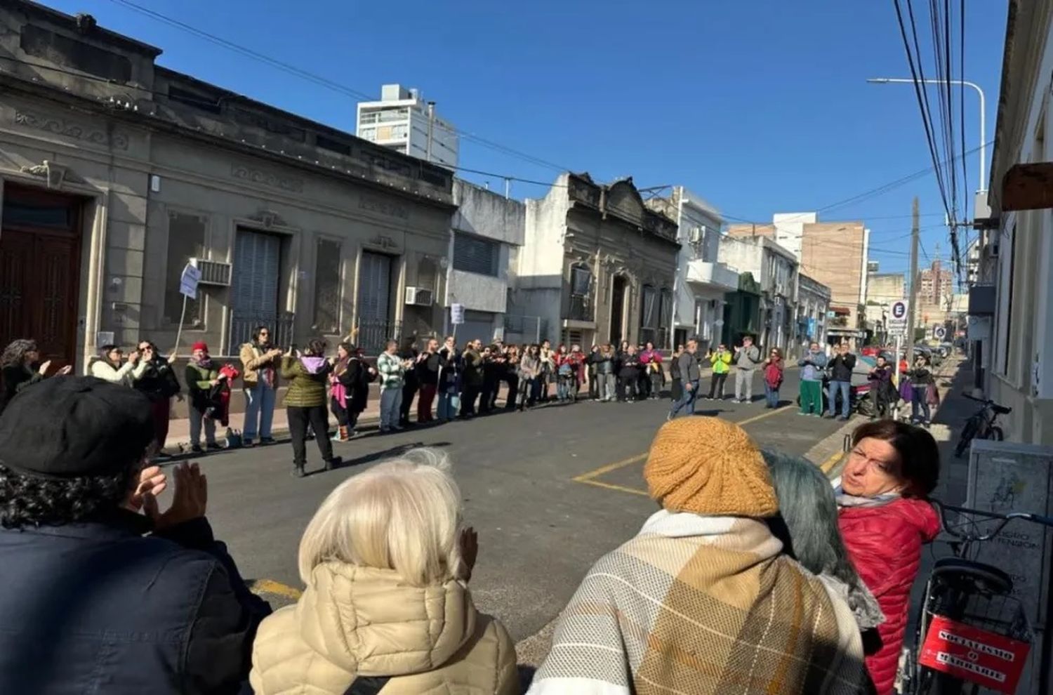 Abrazo simbólico en defensa del Instituto Nacional del Teatro en Paraná