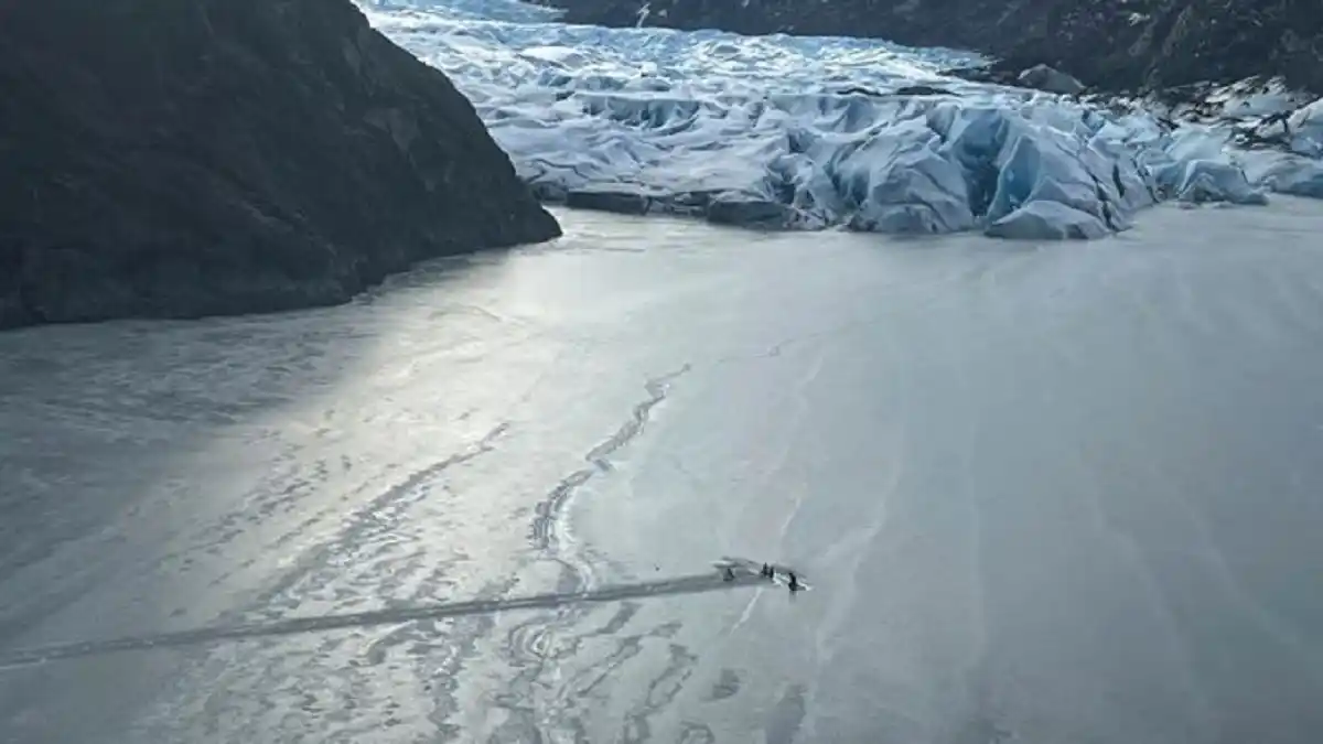 ¡SORPRENDENTE! Un piloto y sus  niñas pequeñas sobrevivieron en un lago helado en ALASKA tras el siniestro de la avioneta en la que iban