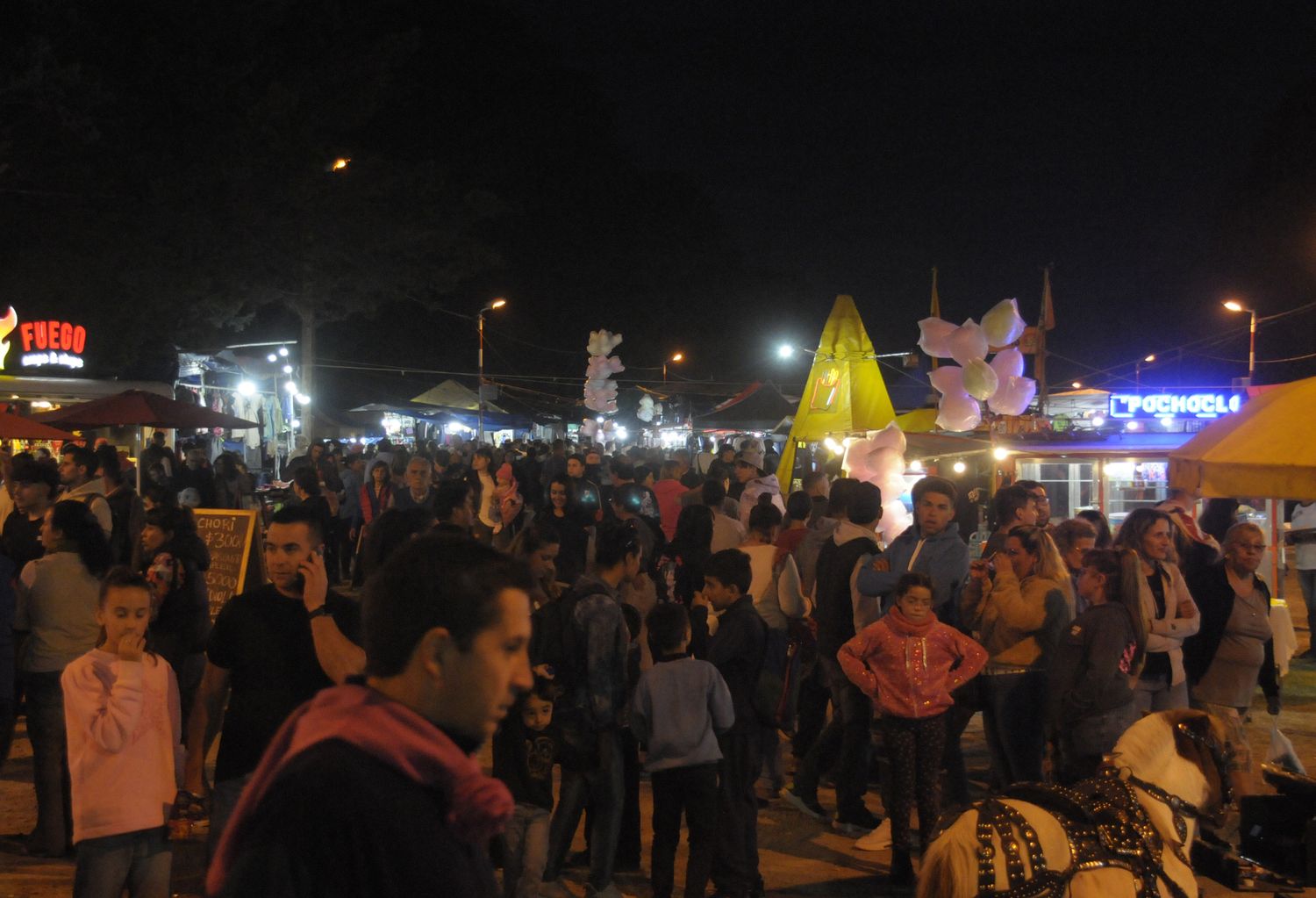 La Feria Mercantil contó con mucha cantidad de público en todas las jornadas.