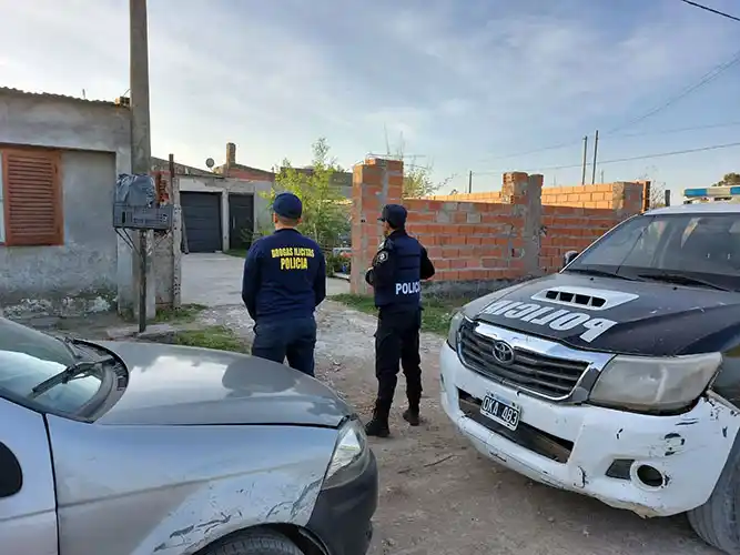 Está con arresto y pulsera electrónica y lo acusan de vender droga en la casa 