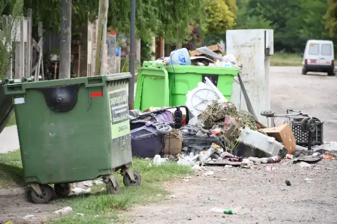 Basura en la vereda: el espejo incómodo de la ciudad que decimos ser