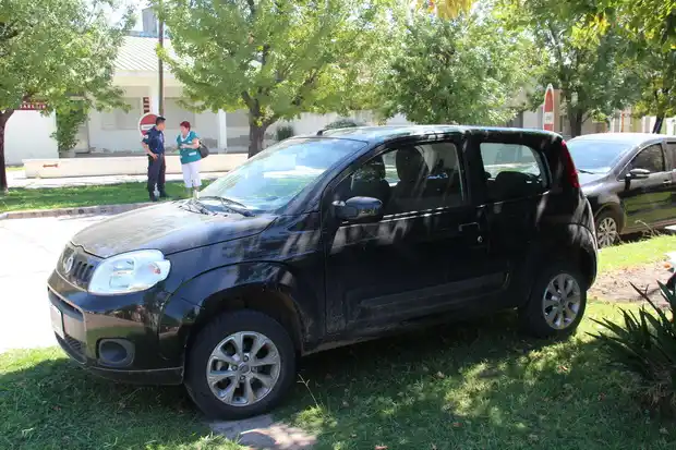 Robaron un auto y apareció estacionado a media cuadra