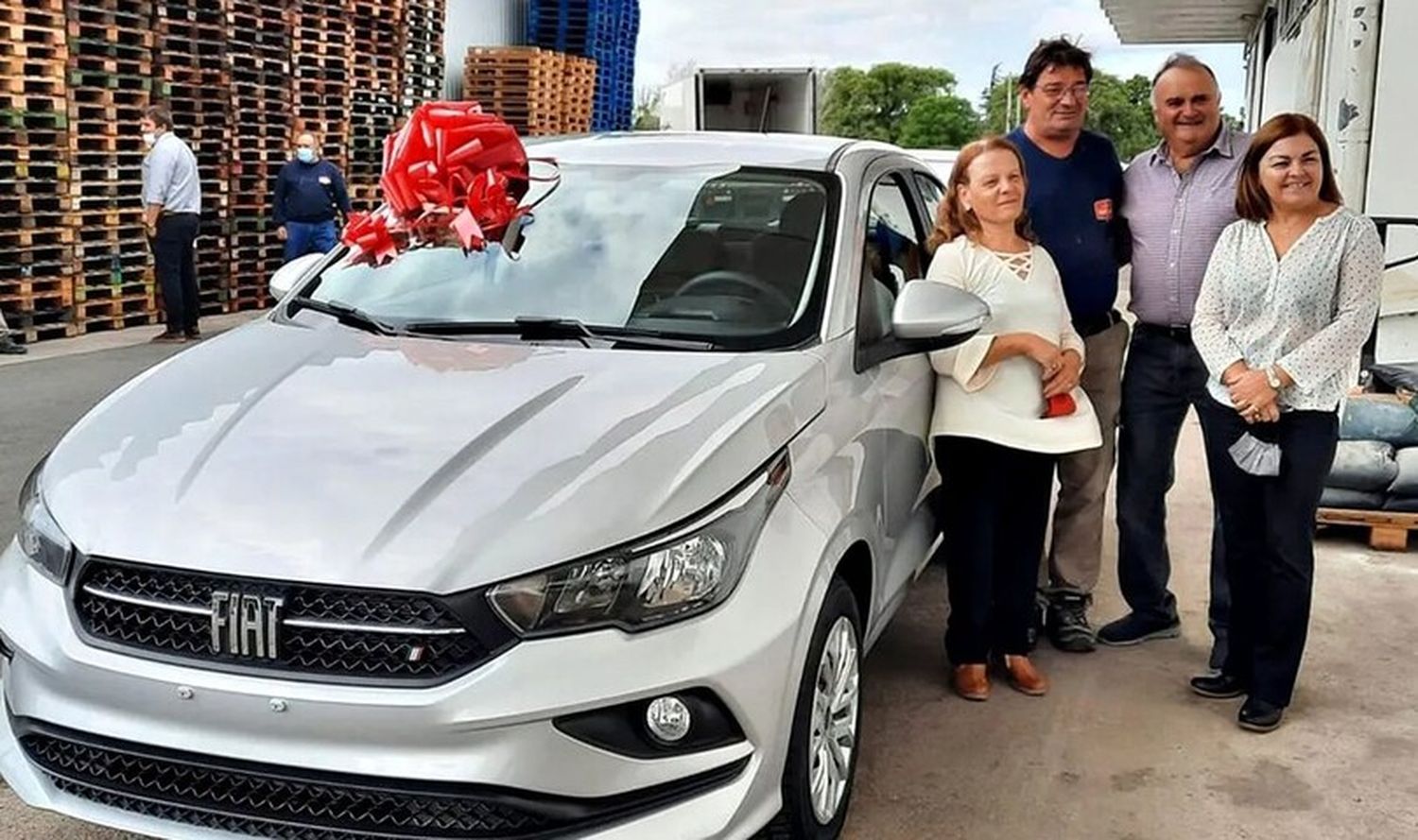 Se jubiló después de 50 años de trabajo y sus jefes le regalaron un auto