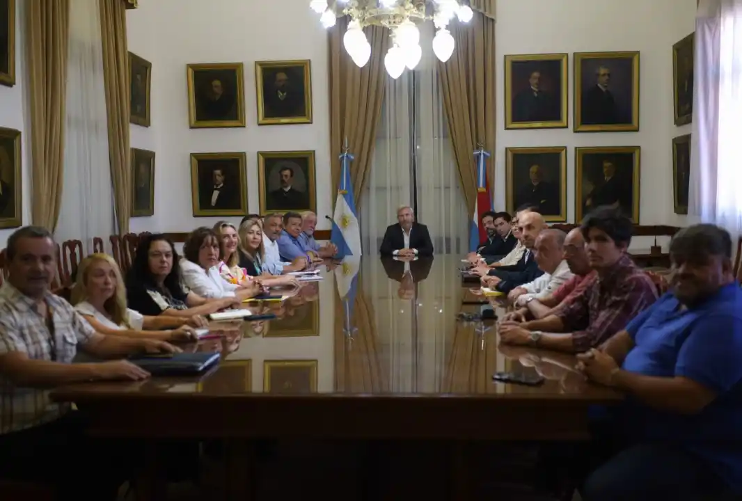 El Gobierno anunció a estatales y docentes un aumento del 18% y una suma fija de 25 mil pesos