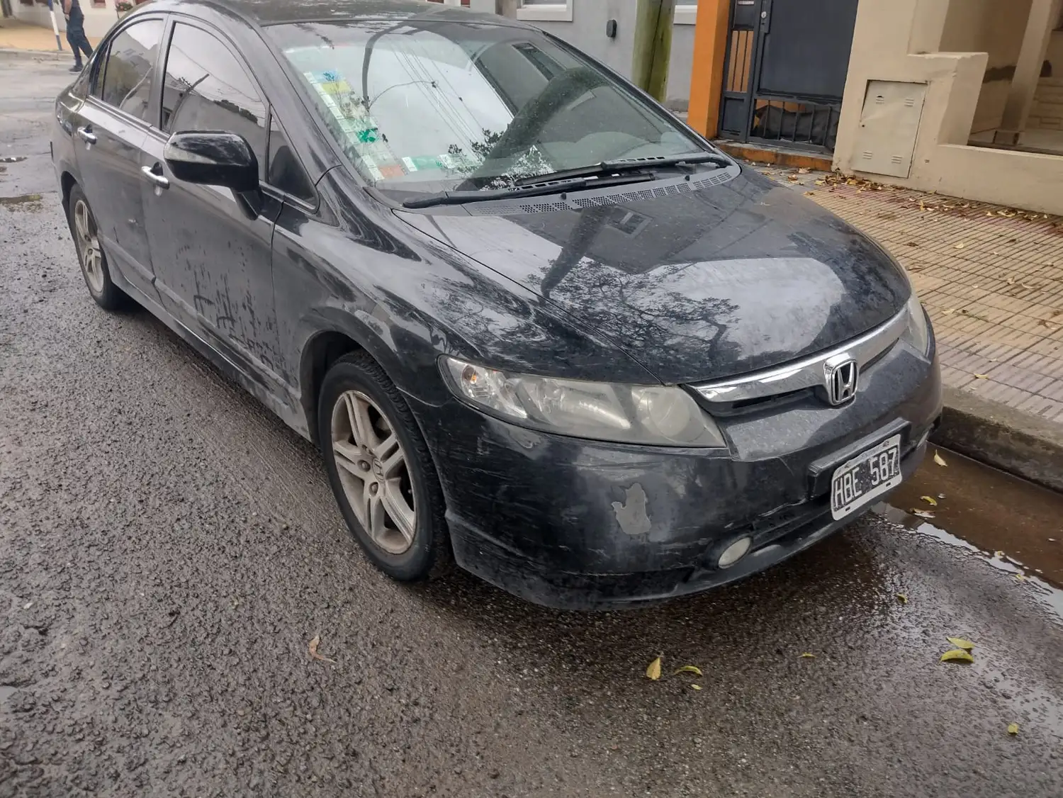 El Honda Civic colisionó con una bicicleta.
