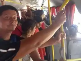 Asi no se puede viajar en colectivo
