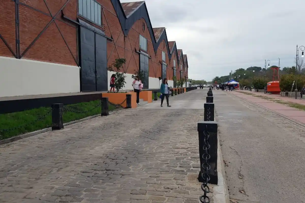 El ministro de Cultura entrega aportes para equipar el futuro multiespacio cultural de los Galpones del Puerto