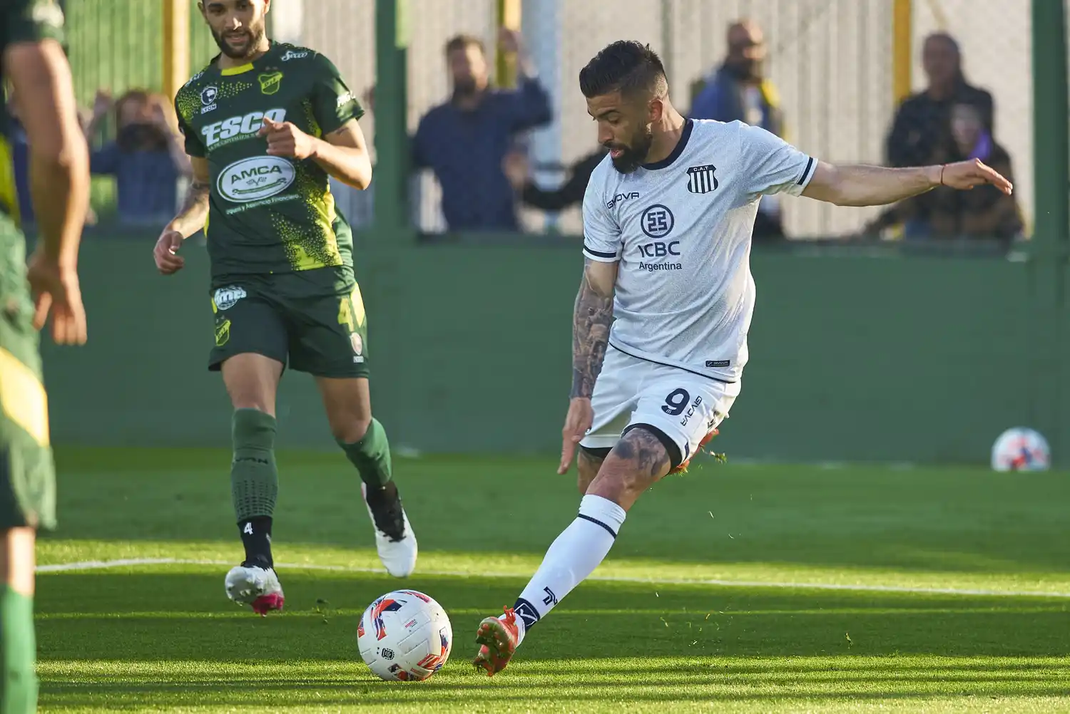 Santos prepara el derechazo.