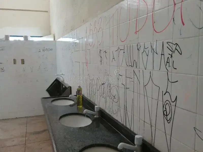 Baños de escuelas.