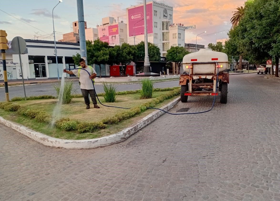 El riego, una tarea clave para cuidar los espacios verdes durante el verano