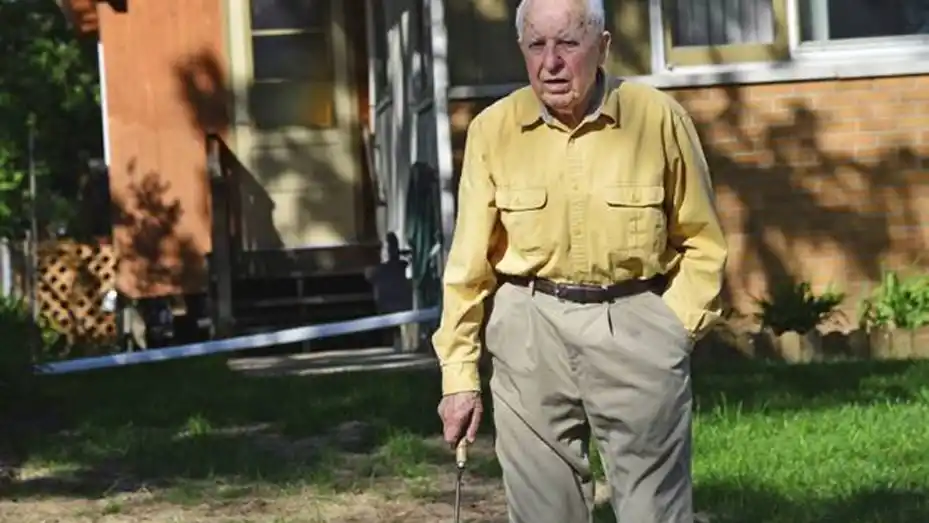 Un carpintero jubilado fue identificado como un terrible comandante nazi