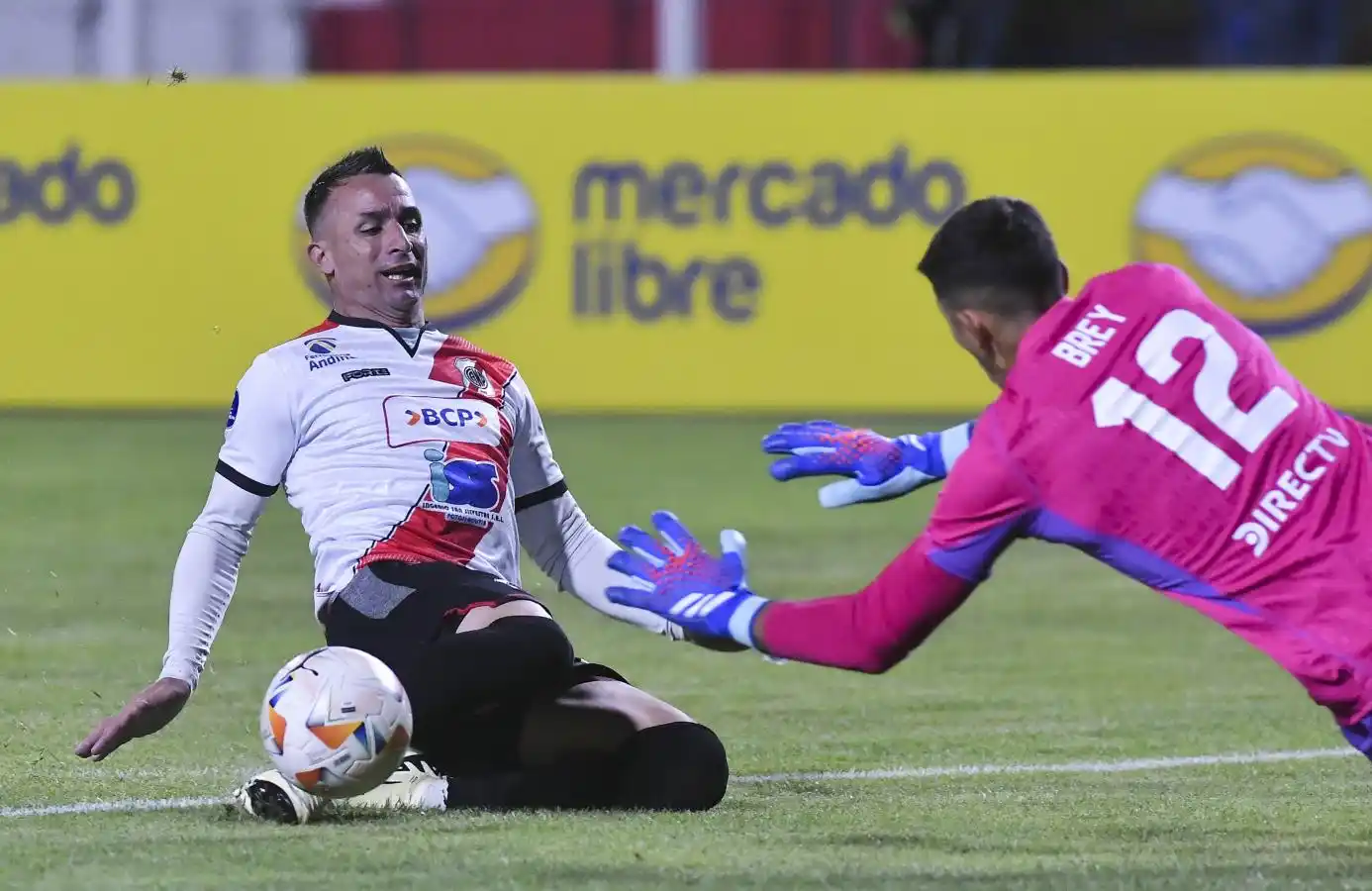 El ex Juventud Unida, Martín Prost, no puede ante la figura descomunal de Leandro Brey.