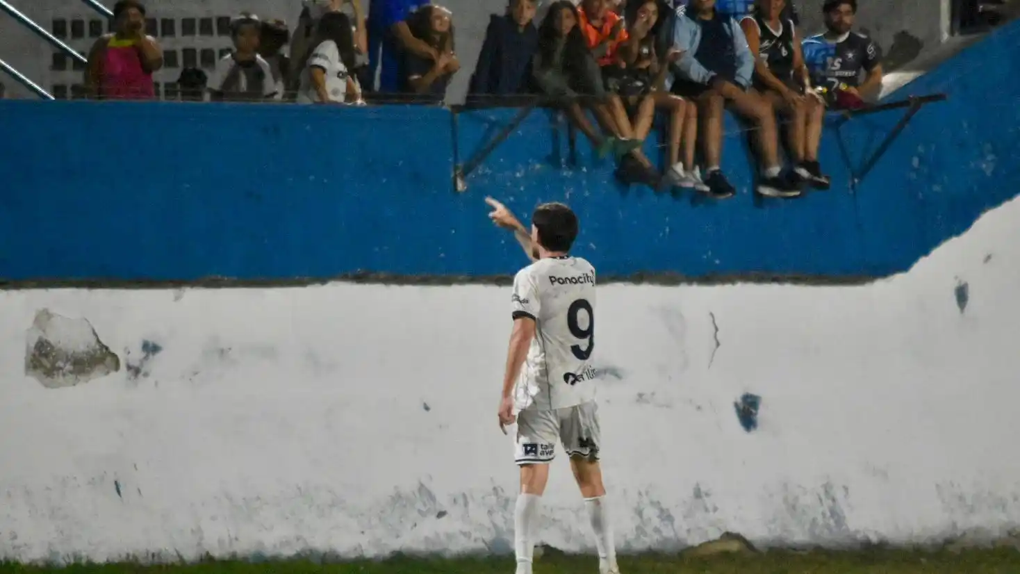 Hadad (Racing) dedica su gol del choque de ida. (Foto de Analía Páez).