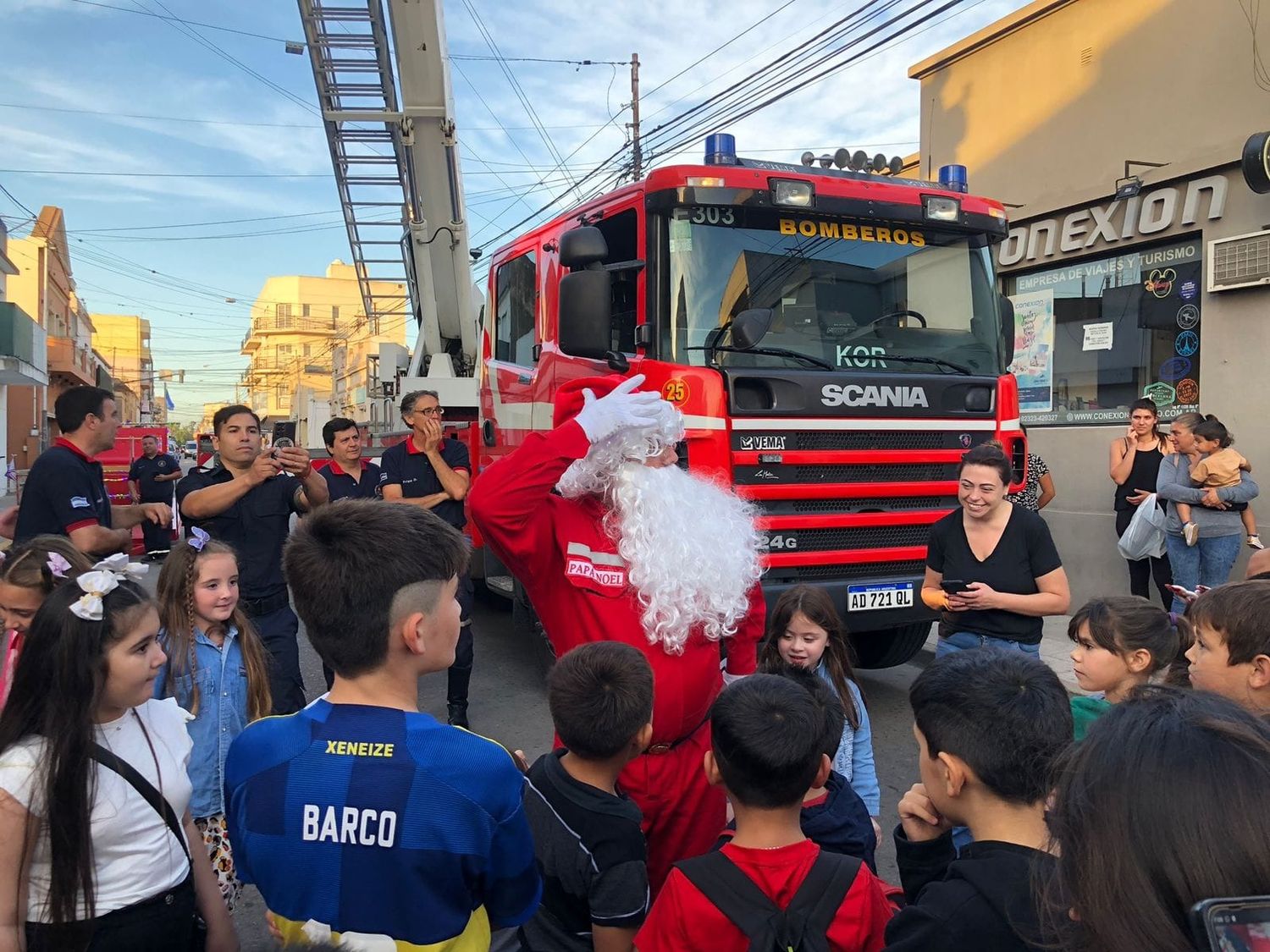 Atacaron a Papá Noel a piedrazos y le robaron las golosinas en una caravana de los Bomberos Voluntarios de Luján