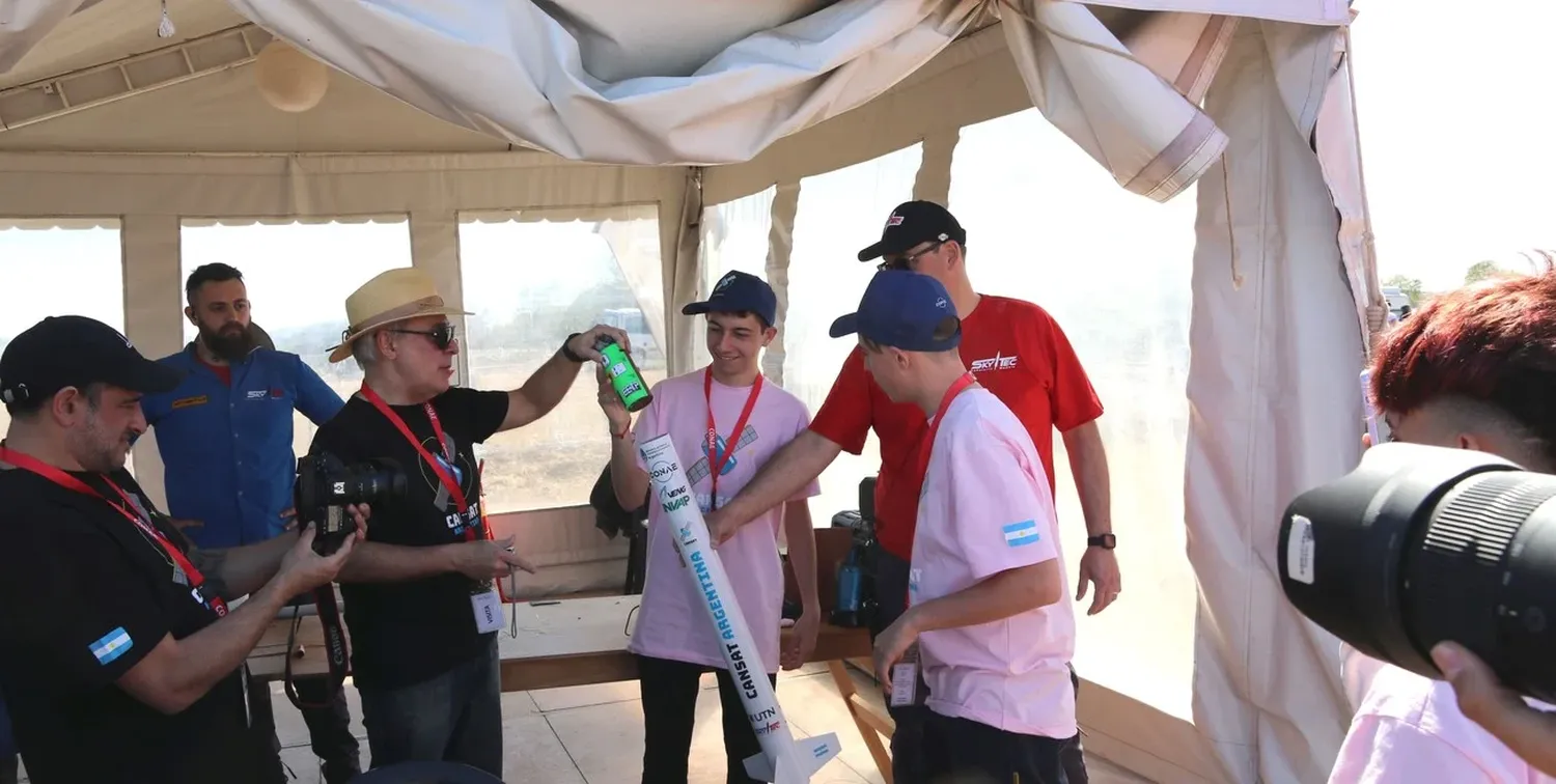 El satélite hecho en la escuela tomó vuelo. Fue este jueves en la sede de la Conae en Córdoba.