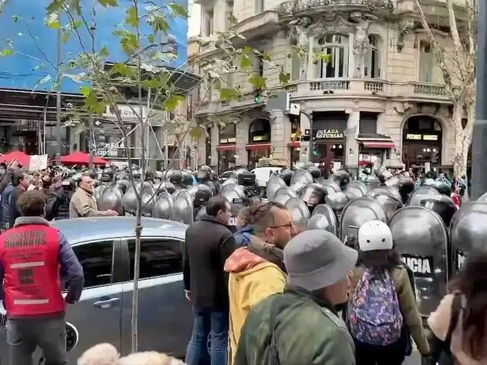 Nueva marcha de jubilados con incidentes en
los alrededores del Congreso y Plaza de Mayo