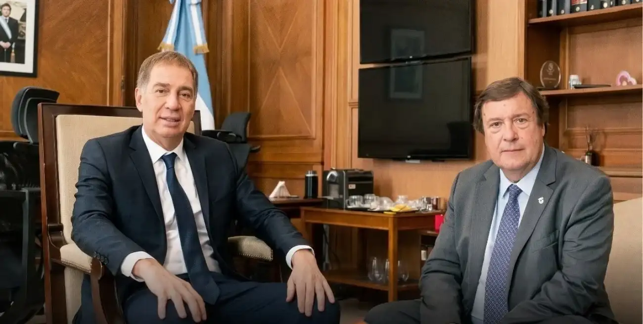 Alberto Weretilneck, gobernador de Río Negro, este lunes junto a Diego Santilli, jefe de Gabinete de Nación.