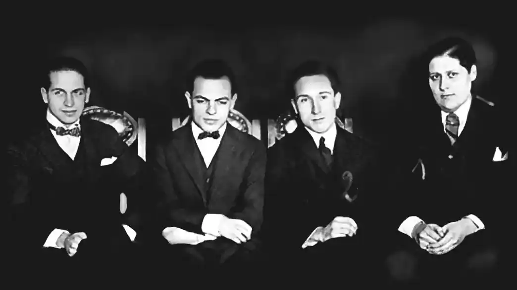 Luis Romero Carranza, César Guerrico, Miguel Mujica y Enrique Susini, Los locos de la azotea.