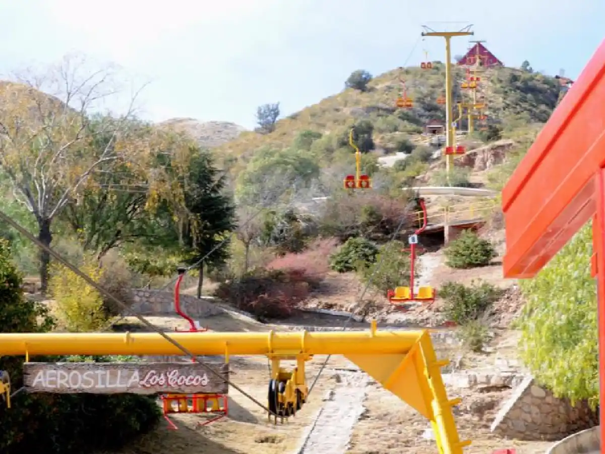 Combaten importante incendio en la aerosilla de Los Cocos