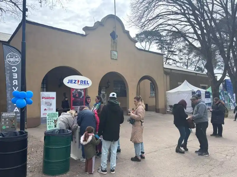 Los visitantes llenaron sus cupones con la esperanza de llevarse uno de los importantes premios.