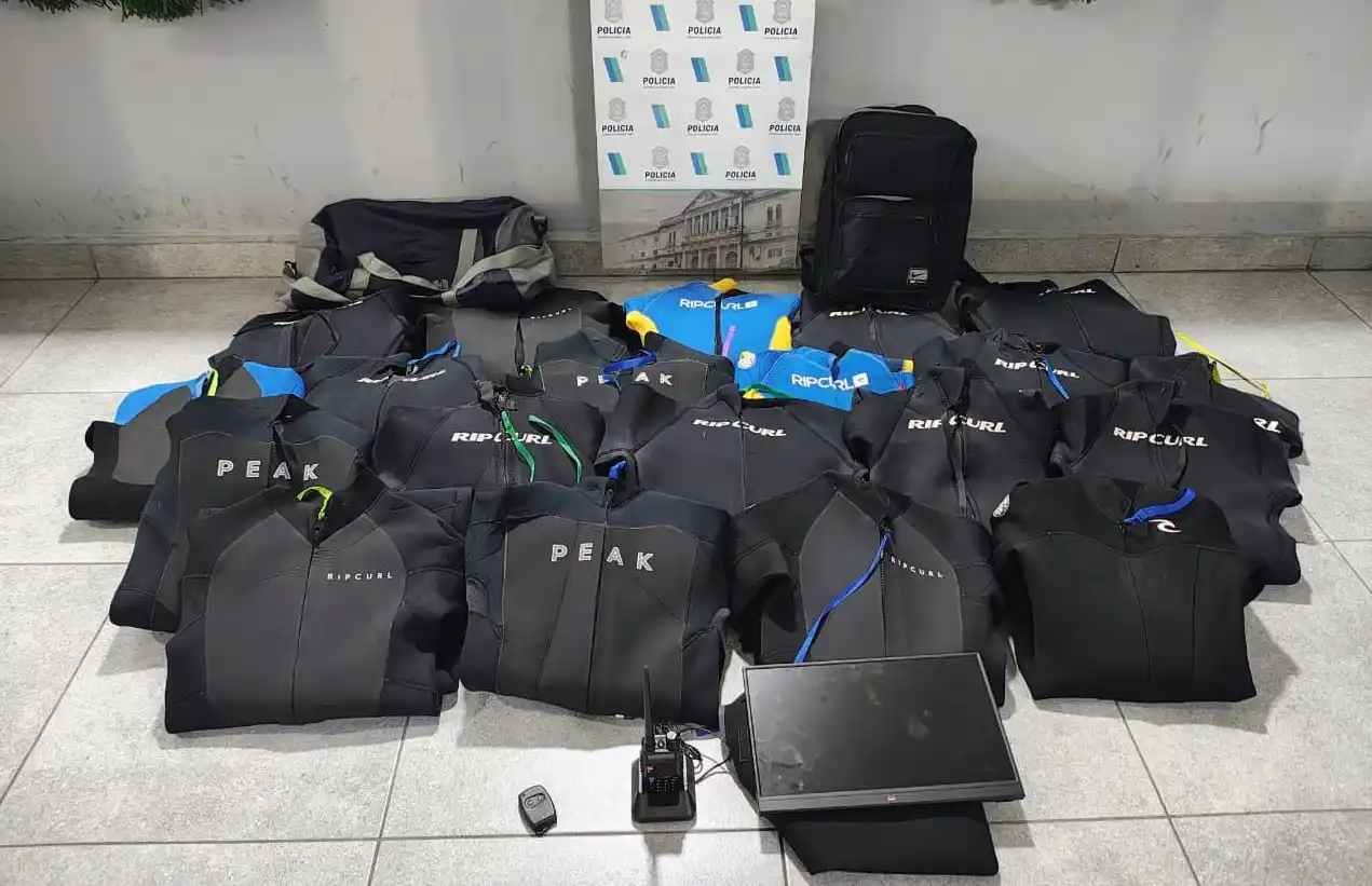 Entre lo secuestrado se encuentran más de veinte trajes de neoprene.