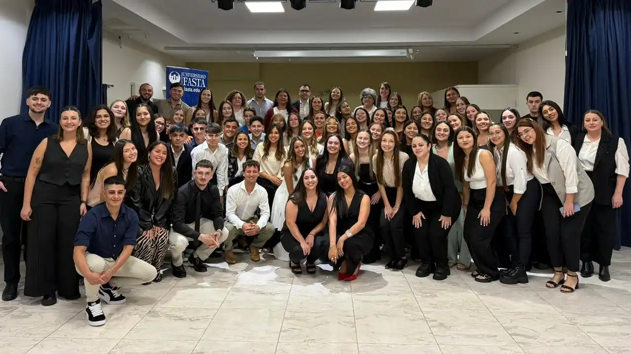 Los flamantes egresados del Instituto Superior FASTA Inmaculada Concepción de San Francisco.