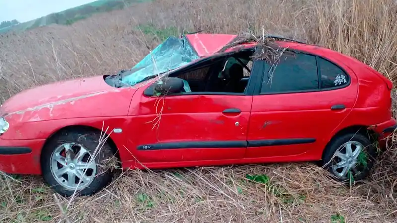 Un auto despistó y volcó en la Ruta 18: su conductor fue hospitalizado